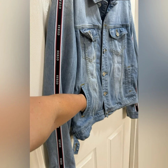 Guess Women’s Size Large Boyfriend Denim Jean Jacket With Logo Stripe Sleeves - Picture 2 of 8